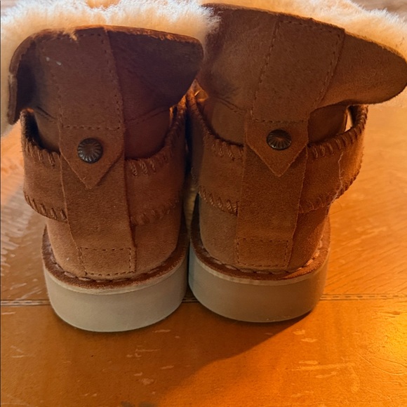 UGG Tan Women’s Ankle Booties with Shearling Lining Size 6 - Picture 6 of 7